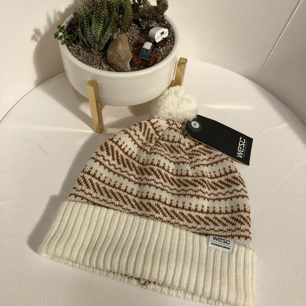 WESC Pom Pom beanie NWT